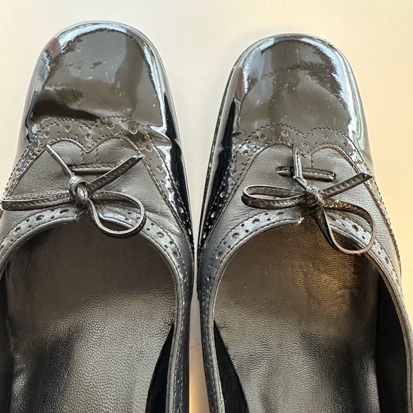 SALVATORE FERRAGAMO Vintage Sz 8 AA Black Navy Blue Patent Leather Kitten Heel - Picture 3 of 15